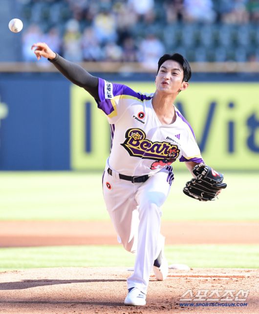 힘차게 시구를 하고 있는 그룹 '세븐틴' 도겸.