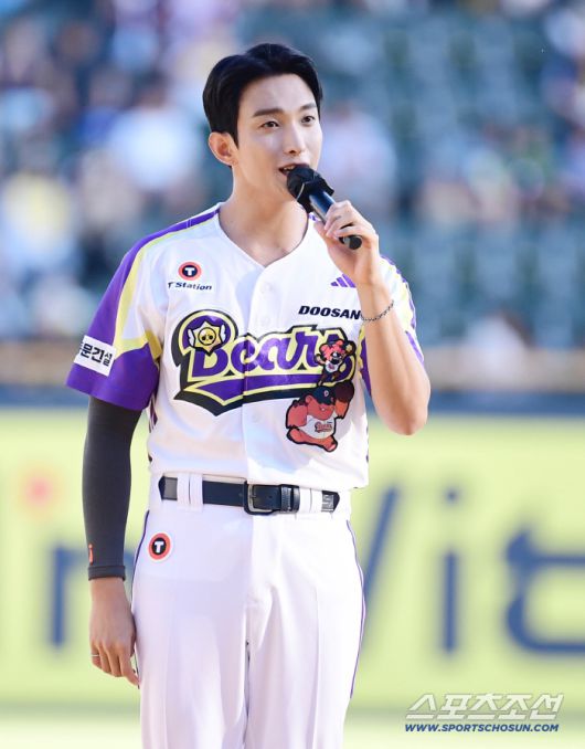 시구에 앞서 인사를 하고 있는 그룹 '세븐틴' 멤버 도겸.