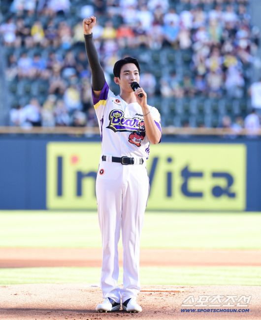 힘찬 파이팅 인사를 건네고 있는 도겸.