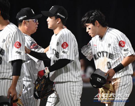 26일 부산 사직구장에서 열린 KIA와 롯데의 경기. 9대4로 승리한 롯데 김태형 감독이 황성빈과 하이파이브하고 있다. 부산=정재근 기자 cjg@sportschosun.com/2025.7.26/