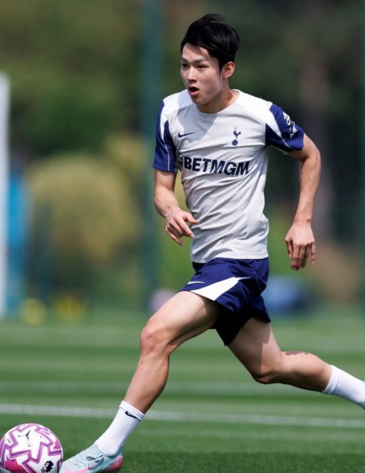 '고등윙어' 양민혁(토트넘)이 마침내 1군 데뷔전을 치렀다. 첫 경기부터 강한 임팩트를 남겼다. 양민혁은 26일(한국시각) 영국 루턴 케닐워스 로드에서 열린 루턴 타운(2부리그)과의 프리시즌 친선 경기에서 후반 교체투입됐다. 단 13분만 뛰었지만, 날카로운 움직임으로 현지 팬들의 호평을 이끌어냈다.  사진캡처=토트넘 SNS