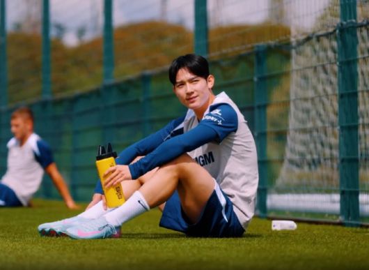 '고등윙어' 양민혁(토트넘)이 마침내 1군 데뷔전을 치렀다. 첫 경기부터 강한 임팩트를 남겼다. 양민혁은 26일(한국시각) 영국 루턴 케닐워스 로드에서 열린 루턴 타운(2부리그)과의 프리시즌 친선 경기에서 후반 교체투입됐다. 단 13분만 뛰었지만, 날카로운 움직임으로 현지 팬들의 호평을 이끌어냈다.  사진캡처=토트넘 SNS