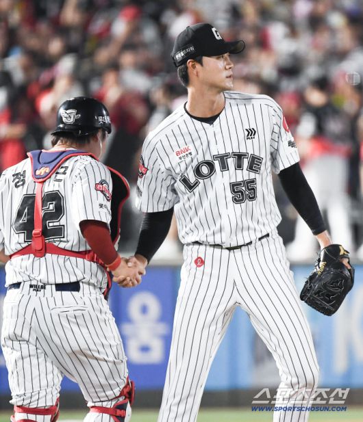 26일 부산 사직구장에서 열린 KIA와 롯데의 경기. 9대4로 승리한 롯데 윤성빈이 정보근과 악수하고 있다. 부산=정재근 기자 cjg@sportschosun.com/2025.7.26/
