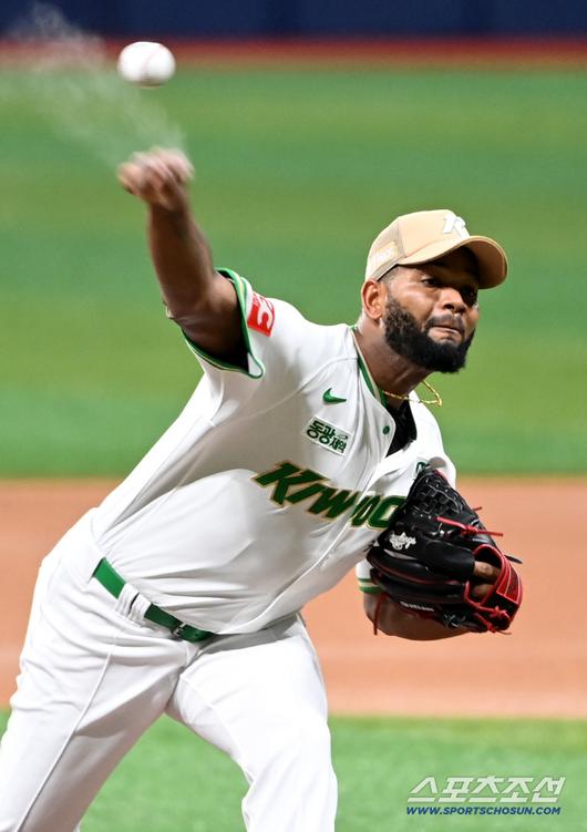 4일 고척스카이돔에서 열린 한화와 키움의 경기, 키움 선발투수 알칸타라가 역투하고 있다. 고척=허상욱 기자wook@sportschosun.com/2025.07.04/