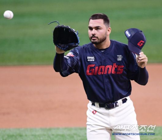 24일 서울 고척스카이돔에서 열린 키움과 롯데의 경기. 1회 투구를 앞두고 주심에게 인사를 하고 있는 롯데 감보아. 고척=송정헌 기자songs@sportschosun.com/2025.07.24/
