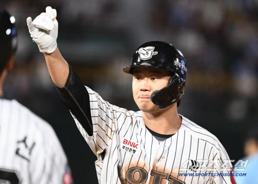 25일 부산 사직구장에서 열린 KIA와 롯데의 경기. 6회말 무사 1루 손호영이 안타를 친 후 기뻐하고 있다. 부산=정재근 기자 cjg@sportschosun.com/2025.7.25/