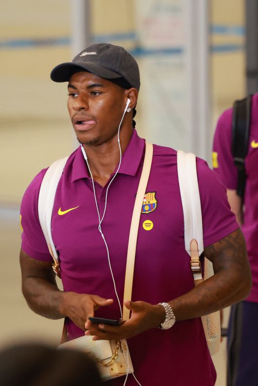 한국 찾은 바르셀로나 래시퍼드      (영종도=연합뉴스) 신현우 기자 = 프리시즌 투어 중인 스페인 프로축구 FC바르셀로나의 마커스 래시퍼드가 29일 인천국제공항 제2여객터미널을 통해 입국하고 있다.      바르셀로나는 오는 31일 오후 8시 서울월드컵경기장에서 K리그1 FC서울과, 8월 4일 오후 8시 대구스타디움에서 K리그1 대구FC와 차례로 맞붙을 예정이다. 2025.7.29      nowwego@yna.co.kr  (끝)      <저작권자(c) 연합뉴스, 무단 전재-재배포, AI 학습 및 활용 금지>