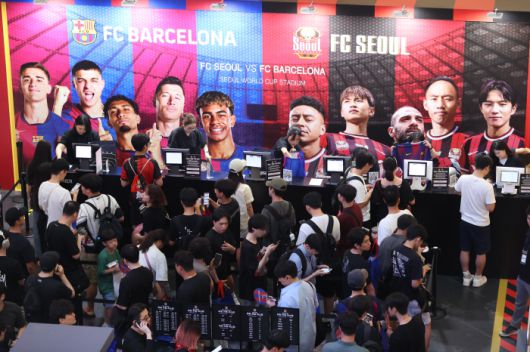 FC바르셀로나 방한 기념 팝업스토어      (서울=연합뉴스) 강민지 기자 = 23일 서울 송파구 잠실 롯데월드몰에서 FC바르셀로나 방한 기념 'FC서울 vs FC바르셀로나' 팝업스토어가 운영되고 있다. FC바르셀로나는 15년 만에 방한해 오는 31일 아시아투어 첫 경기로 FC서울과 친선경기를 갖는다. 2025.7.23      mjkang@yna.co.kr  (끝)      <저작권자(c) 연합뉴스, 무단 전재-재배포, AI 학습 및 활용 금지>