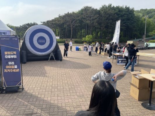 지난 5월 인천 SSG랜더스필드에서 진행된 스포츠토토 현장 프로모션 행사에 시민들이 참여하고 있다. 사진제공=한국스포츠레저