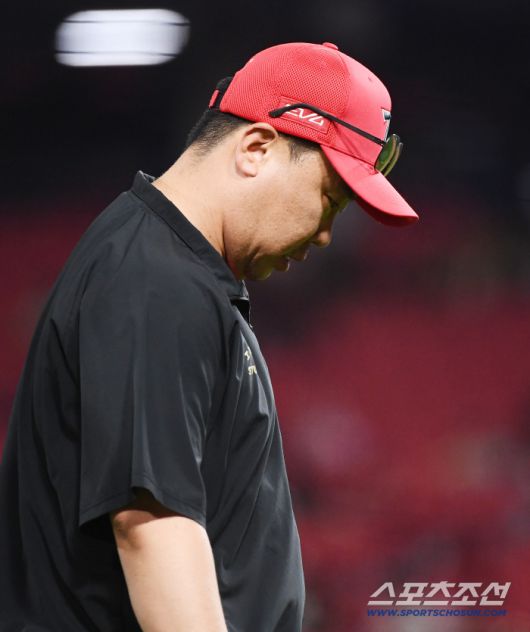 22일 광주 기아 챔피언스필드에서 열린 LG-KIA전. 9회초 1사 1, 2루 문보경의 체크스윙 판정 때 이범호 감독이 거칠게 항의했다. 소득없이 들어가는 이범호 감독. 광주=정재근 기자 cjg@sportschosun.com/2025.7.22/