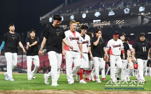 24일 광주 기아 챔피언스필드에서 열린 LG-KIA전. KIA가 0대8로 패하며 3연전을 모두 내줬다. 양현종, 최형우 등 선수들이 아쉬워하고 있다. 광주=정재근 기자 cjg@sportschosun.com/2025.7.24/