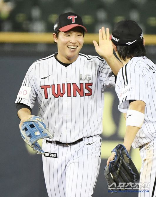 30일 서울 잠실구장에서 열린 KT-LG전. 6회초 2가 1루 황재균의 타구를 좌익수 박관우가 호수비로 잡은 후 환영받고 있다. 잠실=정재근 기자 cjg@sportschosun.com/2025.7.30/