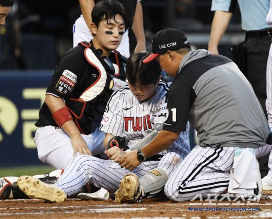 31일 서울 잠실구장에서 열린 KT-LG전. 3회말 1사 1, 3루 손용준이 헤드샷에 맞아 쓰러져 있다. 잠실=정재근 기자 cjg@sportschosun.com/2025.7.31/