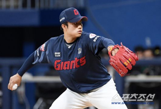 22일 서울 고척스카이돔에서 열린 키움 히어로즈와 롯데 자이언츠의 경기. 롯데 김강현이 역투하고 있다. 고척=박재만 기자 pjm@sportschosun.com/2025.07.22/