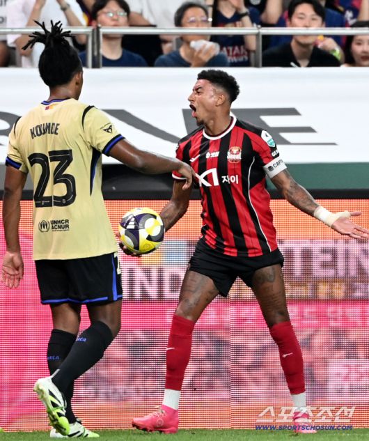 31일 서울월드컵경기장에서 열린 FC 바르셀로나와 FC 서울의 경기, 린가드가 아웃된 공이 바르셀로나의 공이 선언되자 아쉬워하고 있다. 상암=허상욱 기자wook@sportschosun.com/2025.07.31/