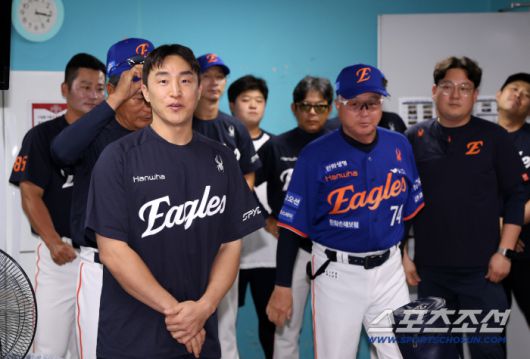 1일 광주 기아챔피언스필드에서 열린 KIA 타이거즈와 한화 이글스의 경기. 트레이드로 팀에 합류한 손아섭이 선수단과 인사를 나누고 있다. 광주=박재만 기자 pjm@sportschosun.com/2025.08.01/