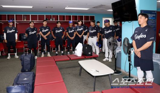 1일 광주 기아챔피언스필드에서 열린 KIA 타이거즈와 한화 이글스의 경기. 트레이드로 팀에 합류한 손아섭이 선수단과 인사를 나누고 있다. 광주=박재만 기자 pjm@sportschosun.com/2025.08.01/