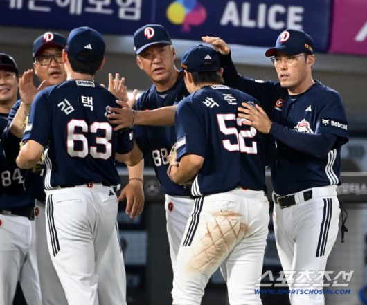 8일 부산사직야구장에서 열린 두산과 롯데의 경기, 두산이 8대5로 승리했다. 경기 종료 후 기쁨을 나누는 조성환 감독대행과 김택연, 박준순의 모습. 부산=허상욱 기자wook@sportschosun.com/2025.07.08/