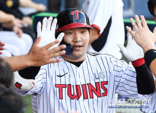 31일 서울 잠실구장에서 열린 KT-LG전. 2회말 무사 문보경이 솔로포를 친 후 환영받고 있다. 잠실=정재근 기자 cjg@sportschosun.com/2025.7.31/