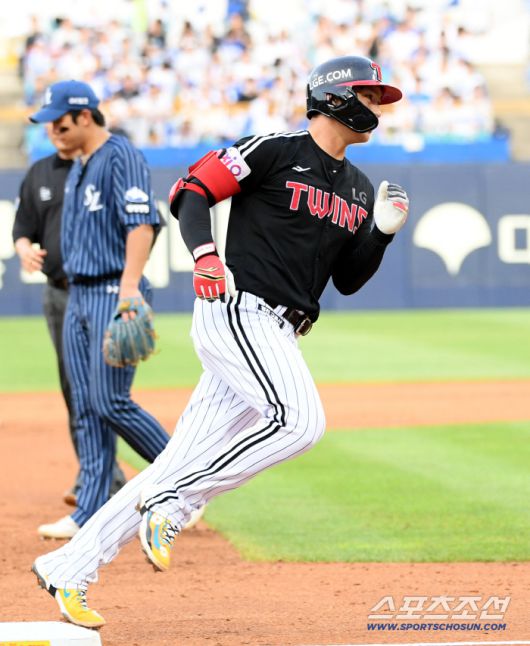 6일 대구 라이온즈파크에서 열린 삼성 라이온즈와 LG 트윈스의 경기. 5회초 LG 오지환이 솔로포를 날린 뒤 환호하고 있다. 대구=박재만 기자 pjm@sportschosun.com/2025.07.06/