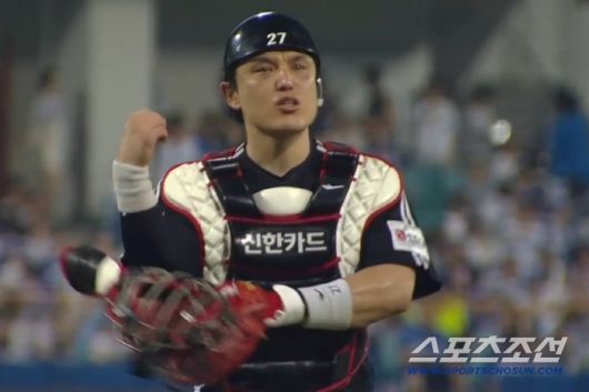 LG 포수 박동원이 팔꿈치를 가리키며 벤치에 유영찬의 팔에 문제가 있음을 알리고 있다. SPOTV2 중계화면 캡쳐