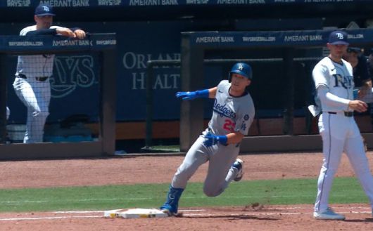 LA 다저스 토미 에드먼이 4일(한국시각) 탬파베이 레이스와의 원정경기에서 5회초 중전안타를 치고 1루를 도는 순간 오른쪽 발목을 접질리고 있다. 사진=MLB.TV 캡처