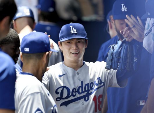 야마모토 요시노부가 6회 교체돼 마운드를 내려와 동료들의 환영을 받고 있다. AP연합뉴스