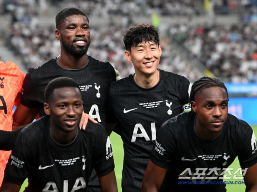 3일 서울월드컵경기장에서 열린 토트넘과 뉴캐슬의 경기, 토트넘 손흥민이 동료들과 사진을 찍고 있다. 상암=허상욱 기자wook@sportschosun.com/2025.08.03/