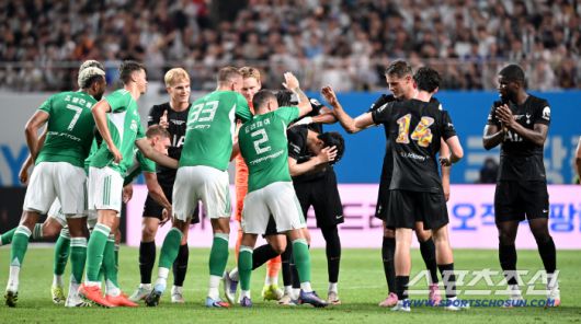 3일 서울월드컵경기장에서 열린 토트넘과 뉴캐슬의 경기, 손흥민이 후반 교체되며 동료들의 배웅을 받고 있다. 상암=허상욱 기자wook@sportschosun.com/2025.08.03/