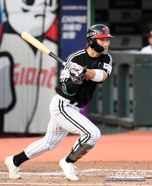 3일 부산 사직구장에서 열린 롯데 자이언츠와 LG 트윈스의 경기. 3회초 1사 1,2루 LG 신민재가 타격을 하고 있다. 부산=박재만 기자 pjm@sportschosun.com/2025.07.03/