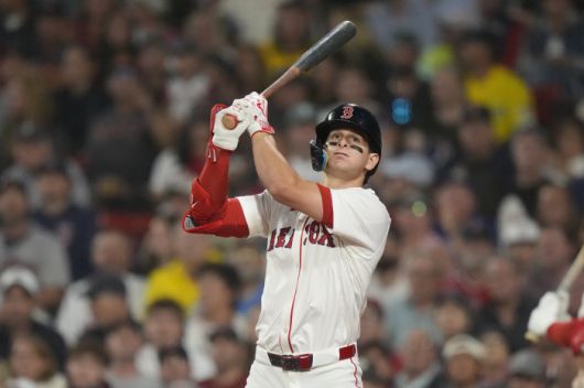 보스턴 레드삭스 로만 앤서니가 7일(한국시각) 펜웨이파크에서 열린 캔자스시티 로열스전에서 5회말 타격을 하고 있다. AP연합뉴스