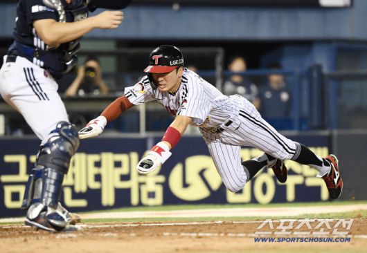 7일 서울 잠실구장에서 열린 두산-LG전. 4회말 2사 만루 신민재의 싹쓸이 2루타 때 1루주자 박해민이 득점하고 있다.  잠실=정재근 기자 cjg@sportschosun.com/2025.8.7/