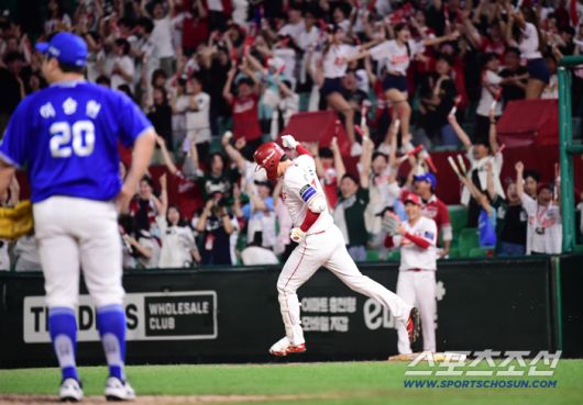 6일 인천 SSG랜더스필드에서 열린 SSG와 삼성의 경기. 6회 대타로 나와 역전 3점 홈런을 날린 SSG 오태곤. 인천=송정헌 기자songs@sportschosun.com/2025.08.06/