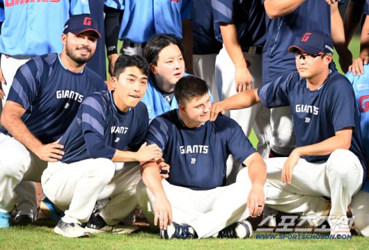 6일 부산 사직야구장에서 KIA와 롯데의 경기가 열렸다. 롯데가 7대1로 승리했다. 이날 마지막 등판을 마친 데이비슨이 동료들과 기념촬영을 하고 있다. 부산=허상욱 기자wook@sportschosun.com/2025.08.06/