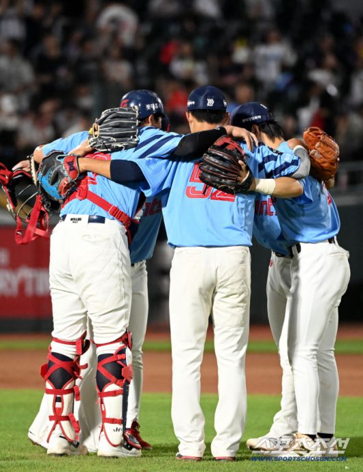 6일 부산 사직야구장에서 KIA와 롯데의 경기가 열렸다. 롯데가 7대1로 승리했다. 승리의 기쁨을 나누는 롯데 선수들의 모습. 부산=허상욱 기자wook@sportschosun.com/2025.08.06/