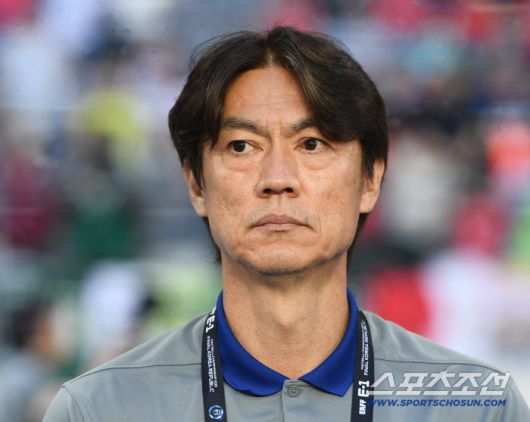 15일 오후 경기도 용인미르스타디움에서 열린 E-1 챔피언십(동아시안컵) 한국과 일본의 경기. 홍명보 감독이 그라운드를 응시하고 있다. 용인=정재근 기자 cjg@sportschosun.com/2025.7.15/