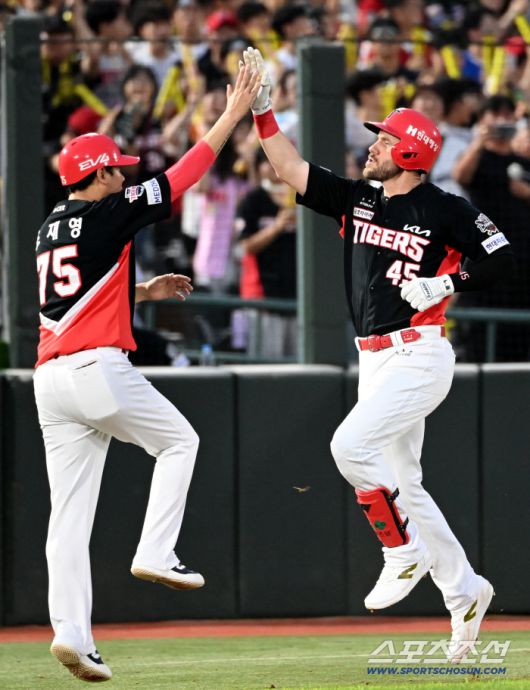 7일 부산 사직야구장에서 열린 KIA와 롯데의 경기, 4회초 위즈덤이 좌월 솔로홈런을 치고 조재영 3루 코치와 기쁨을 나누고 있다. 부산=허상욱 기자wook@sportschosun.com/2025.08.07/