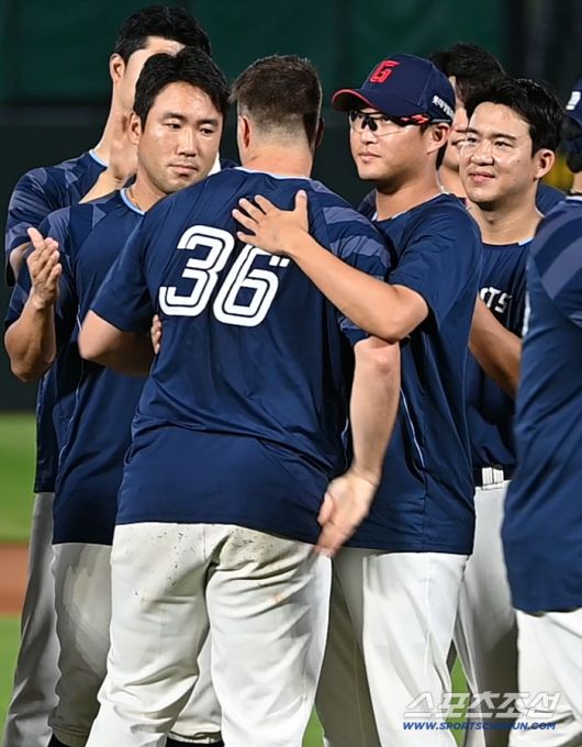 6일 부산 사직야구장에서 KIA와 롯데의 경기가 열렸다. 롯데가 7대1로 승리했다. 이날 마지막 등판을 마친 데이비슨이 동료들과 작별인사를 하고 있다. 부산=허상욱 기자wook@sportschosun.com/2025.08.06/