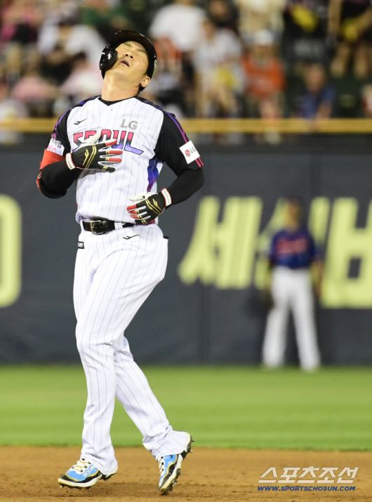 8일 잠실야구장에서 열린 LG와 한화의 경기. 10회말 1사 2루. 끝내기 2루타인 줄 알았으나 2루주자 손용준이 득점하지 못하자 허탈해하고 있는 오지환. 잠실=송정헌 기자songs@sportschosun.com/2025.08.08/