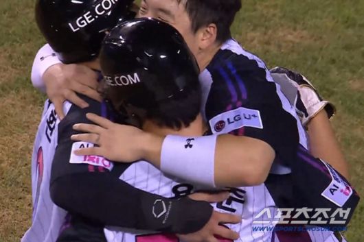 연장 10회말 끝내기 득점을 한 손용준을 오지환과 김현수가 함께 안아주고 있다. TVING 중계화면 캡쳐