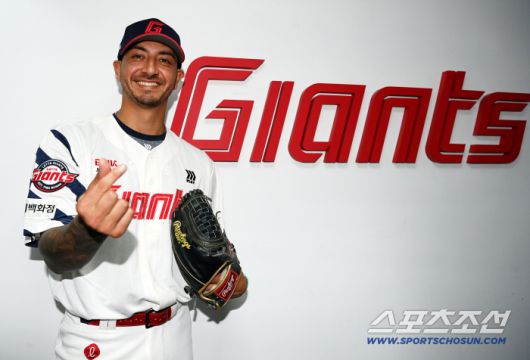 9일 부산 사직야구장에서 열릴 예정이던 SSG와 롯데의 경기가 우천취소된 가운데 롯데의 새 외인투수 벨라스케즈가 유니폼을 입고 포즈를 취하고 있다. 부산=허상욱 기자wook@sportschosun.com/2025.08.09/