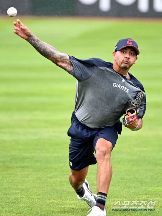 9일 부산 사직야구장에서 열릴 예정이던 SSG와 롯데의 경기가 우천취소된 가운데 롯데의 새 외인투수 벨라스케즈가 캐치볼을 하고 있다. 부산=허상욱 기자wook@sportschosun.com/2025.08.09/
