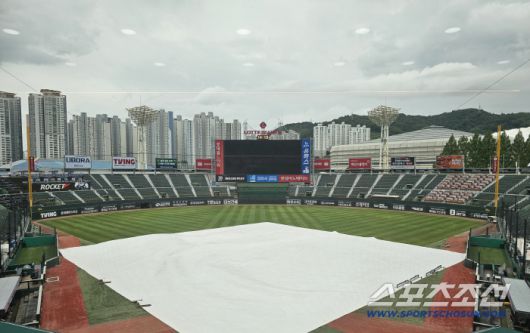 비가 내리기 시작한 사직구장. 김영록 기자