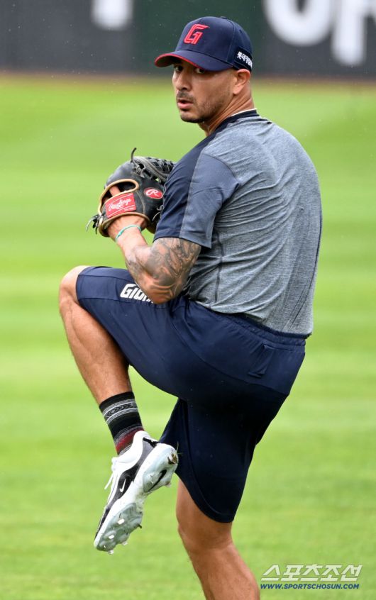 9일 부산 사직야구장에서 열릴 예정이던 SSG와 롯데의 경기가 우천취소된 가운데 롯데의 새 외인투수 벨라스케즈가 캐치볼을 하고 있다. 부산=허상욱 기자wook@sportschosun.com/2025.08.09/