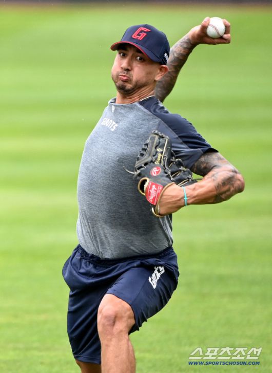 9일 부산 사직야구장에서 열릴 예정이던 SSG와 롯데의 경기가 우천취소된 가운데 롯데의 새 외인투수 벨라스케즈가 캐치볼을 하고 있다. 부산=허상욱 기자wook@sportschosun.com/2025.08.09/