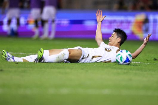 BRIDGEVIEW, ILLINOIS - AUGUST 09: Son Heung-Min #7 of Los Angeles FC reacts during the MLS match between Chicago Fire FC and Los Angeles Football Club at SeatGeek Stadium on August 09, 2025 in Bridgeview, Illinois.   Geoff Stellfox/Getty Images/AFP (Photo by Geoff Stellfox / GETTY IMAGES NORTH AMERICA / Getty Images via AFP)        <저작권자(c) 연합뉴스, 무단 전재-재배포, AI 학습 및 활용 금지>