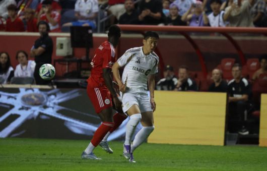 Aug 9, 2025; Bridgeview, Illinois, USA; Los Angeles FC forward Son Heung-Min (7) and Chicago Fire defender Carlos Ter?n (4) battle for control of the ball during the second half at SeatGeek Stadium. Mandatory Credit: Talia Sprague-Imagn Images        <저작권자(c) 연합뉴스, 무단 전재-재배포, AI 학습 및 활용 금지>