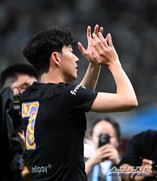 3일 서울월드컵경기장에서 열린 토트넘과 뉴캐슬의 경기, 손흥민이 팬들에게 인사하고 있다. 상암=허상욱 기자wook@sportschosun.com/2025.08.03/