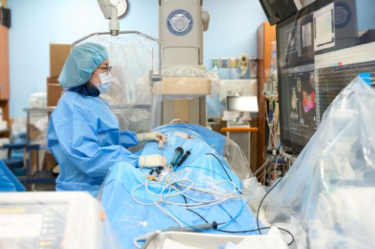 진은선 교수의 시술 모습