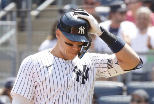 뉴욕 양키스 애런 저지가 11일(한국시각) 휴스턴 애스트로스와의 홈경기에서 고개를 숙인 채 타석에 들어서고 있다. UPI연합뉴스